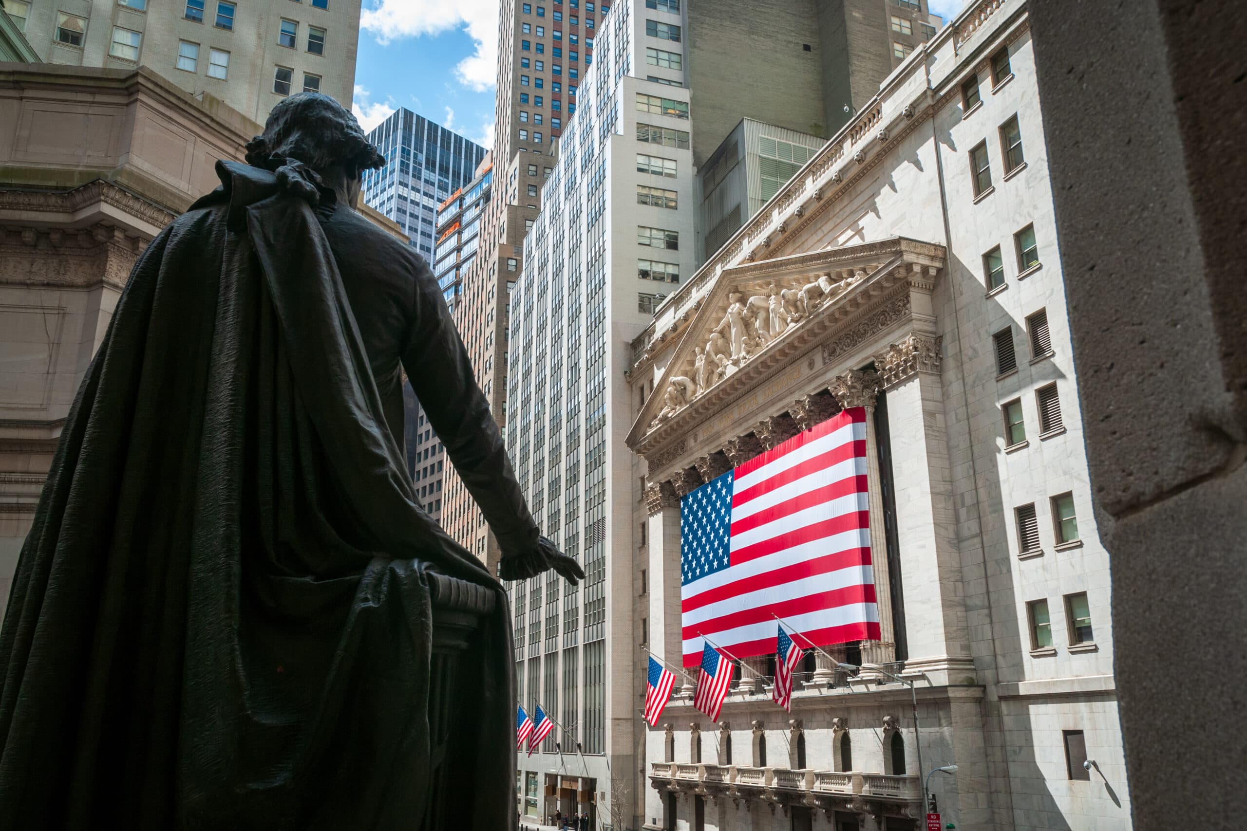 President George Washington on the steps of Federal Hall in New York City, overlooking the NYSE